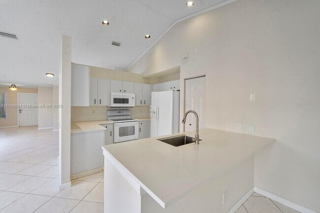 Building Photo - 4013 Pine Ridge Ln