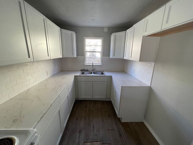 Building Photo - 3 bedroom, 2 bath