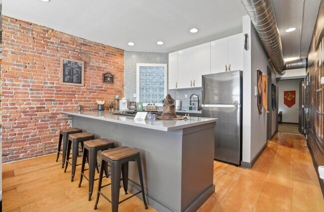 Building Photo - 974 N High St