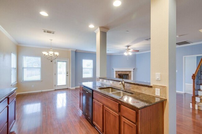 Building Photo - 14821 Fernhill Dr