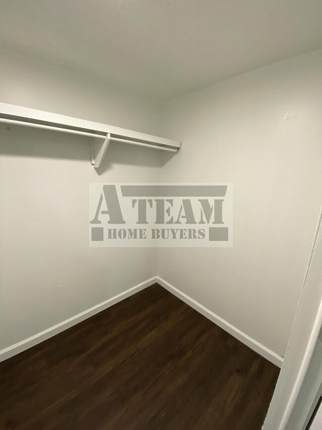 Building Photo - Fully Remodeled 3 Bed 2 Bath on Large lot.