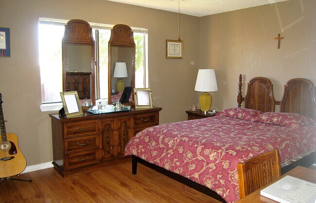 Building Photo - 2406 High Hollow Dr