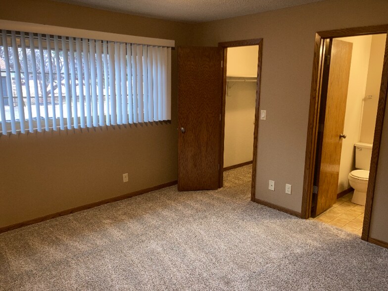 Building Photo - 5100 Emerald Dr