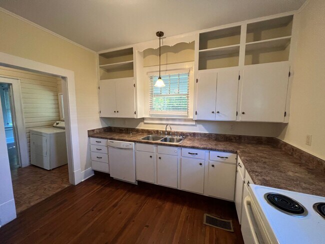 Building Photo - Charming Capital Heights Home