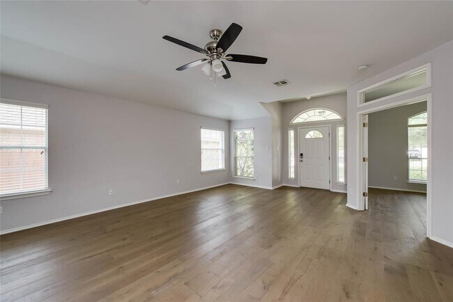 Building Photo - 3108 Lynnbrook Dr