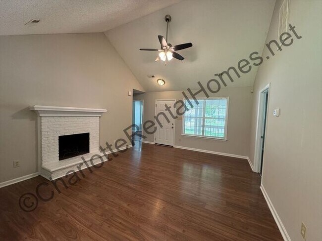 Building Photo - 3 bedroom 2 bathroom home in Charlotte!
