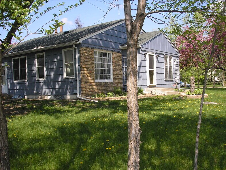 Front 2824/ right/ north unit - 2824 Texas Ave S