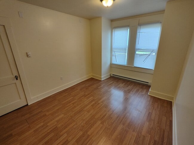 Building Photo - 446 Quincy Ave