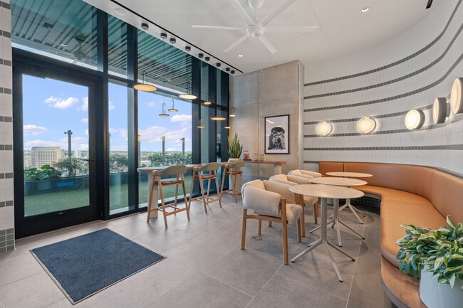 Building Photo - 610 Davis St