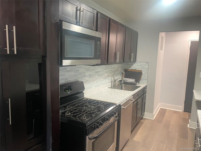 Building Photo - 1 Sadore Ln