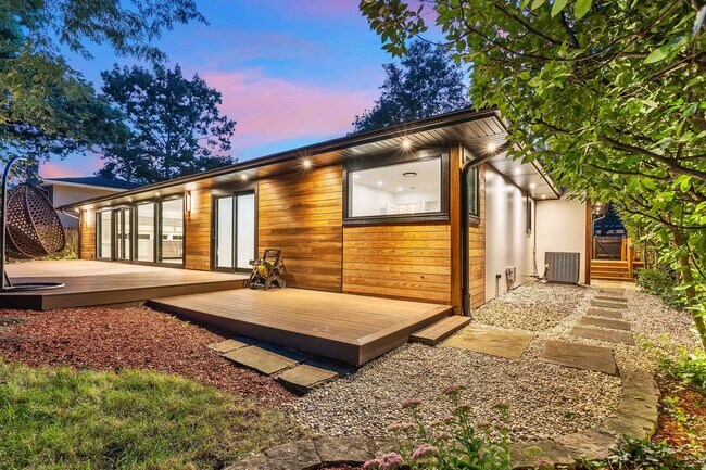 Building Photo - 623 Echo Ln