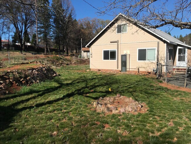 Building Photo - Updated 3 Bedroom 2 Bathroom Home in Paradise!