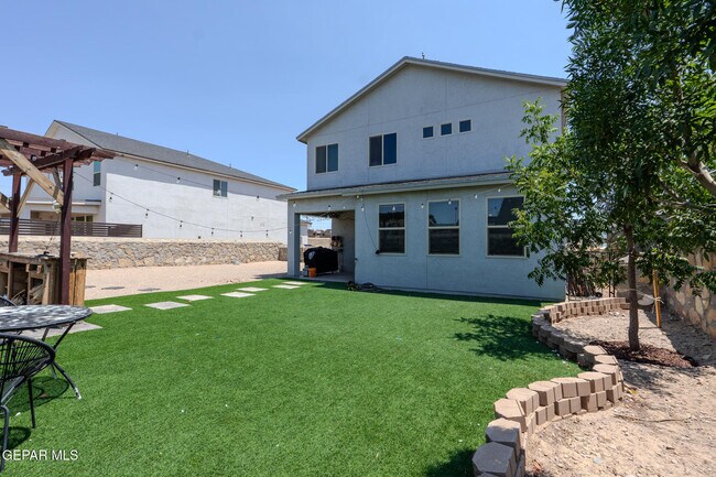 Building Photo - 305 Del Palmar