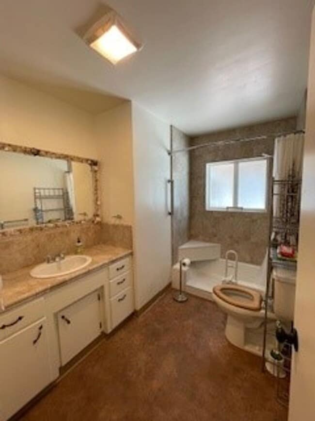 Building Photo - One of Kind 4 bedroom, 2 bath house with P...