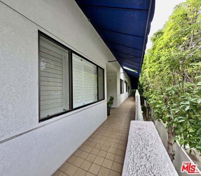 Building Photo - 805 N W Knoll Dr