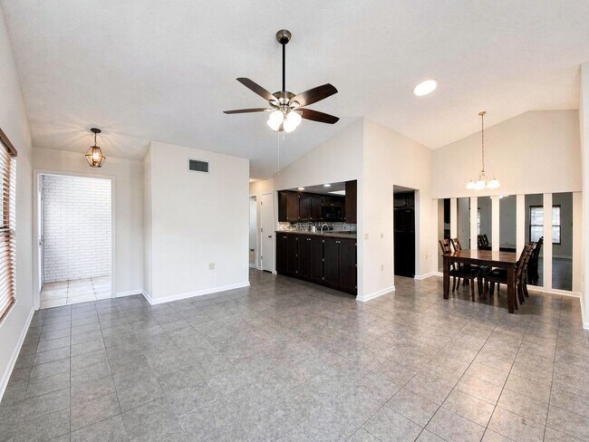 Building Photo - 614 Lake Carolyn Cir