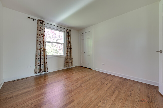 Building Photo - 813 Meadow Ln