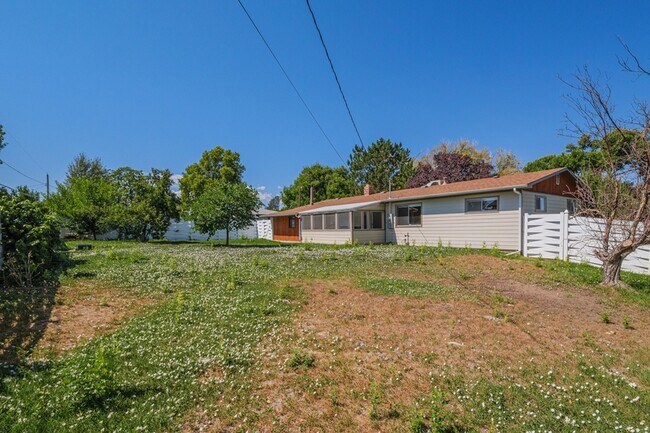 Building Photo - 718 Brassie Dr