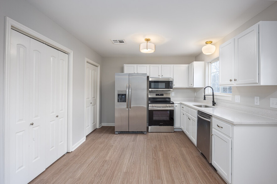 Building Photo - 3317B Niagara Dr