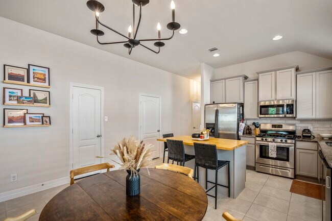 Building Photo - 40527 Goldeneye Pl