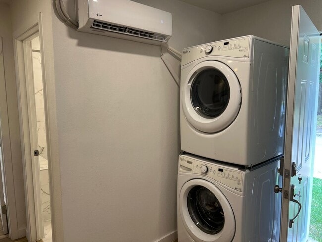 Building Photo - Charming Renovated 1 Bed / 1 Bath Apartment – Quiet North Dallas Living