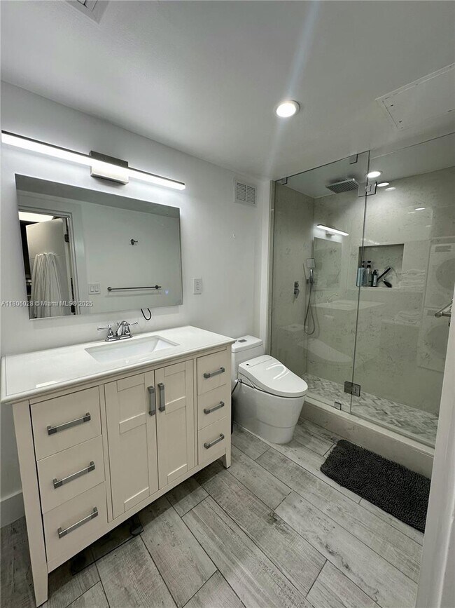 Building Photo - 2301 Collins Ave