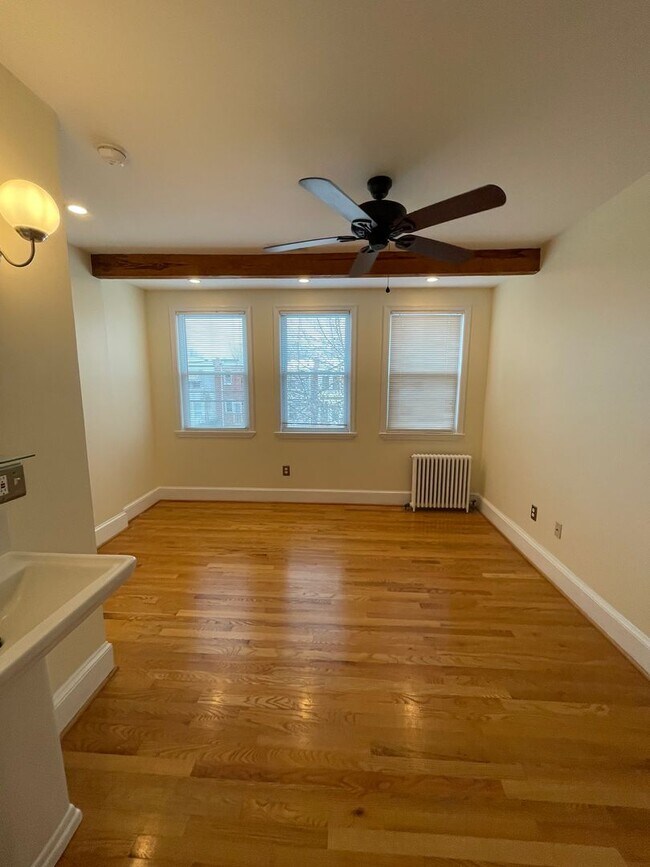Building Photo - Charming 1928 Row Home for Rent with Modern Amenities — 2 Bedroom 2 Full Bath w/ 2 Half Baths, 2 ...