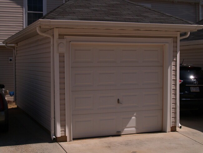 Building Photo - 142 Silverspring Pl