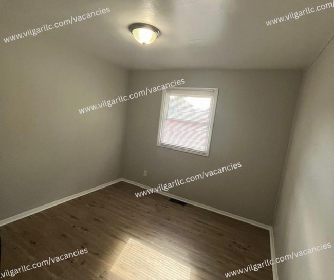Building Photo - 3 spacious bedrooms, 1 updated bathroom ho...