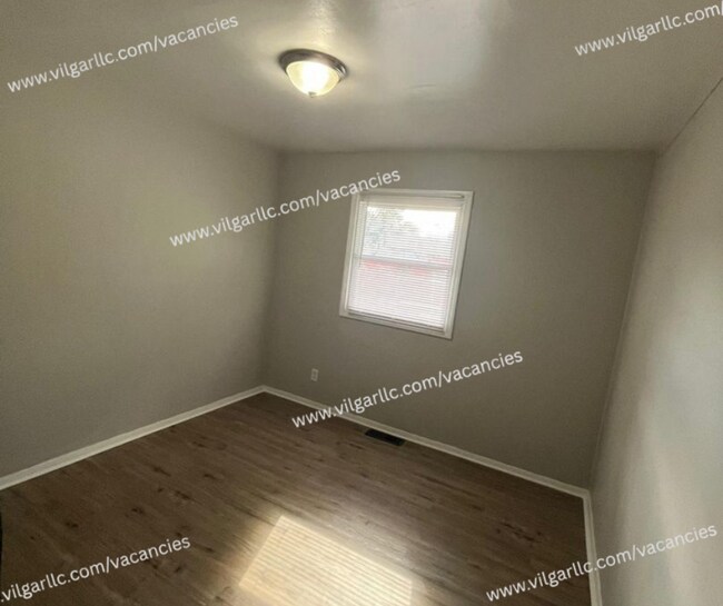 Building Photo - 3 spacious bedrooms, 1 updated bathroom home in Gary, IN