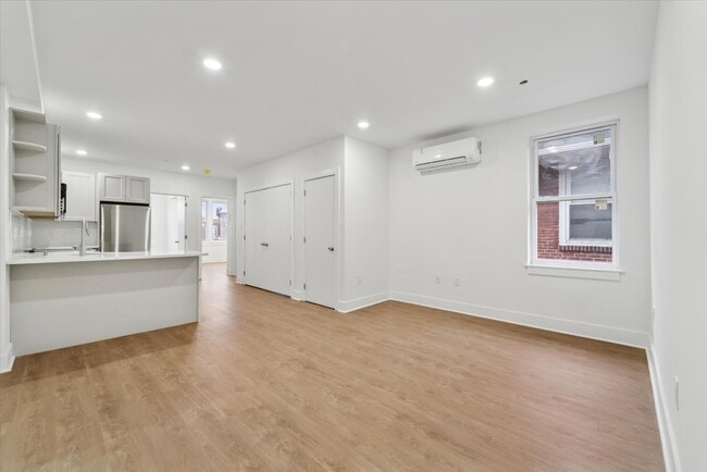 Building Photo - 812 W Roosevelt Blvd