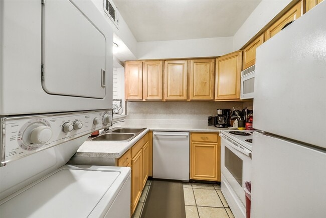 Building Photo - 923 Wax Myrtle Ln