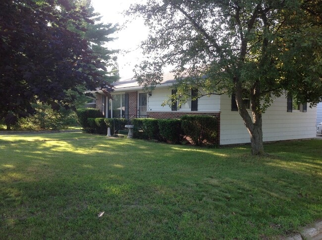 Building Photo - 2 Bedroom 1 Bath Home in Middlebury!