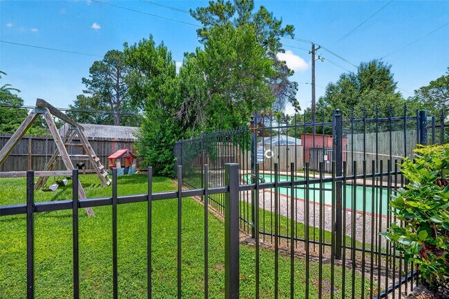 Building Photo - 1220 Shadowdale Dr