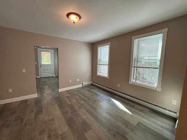 Dining - 1744 Farmington Ave