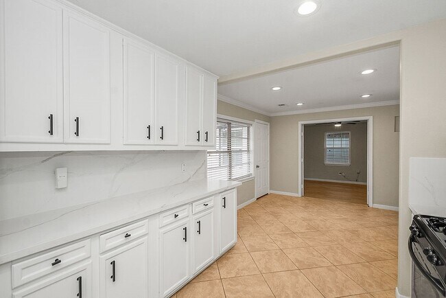 Building Photo - 5037 W 43rd St