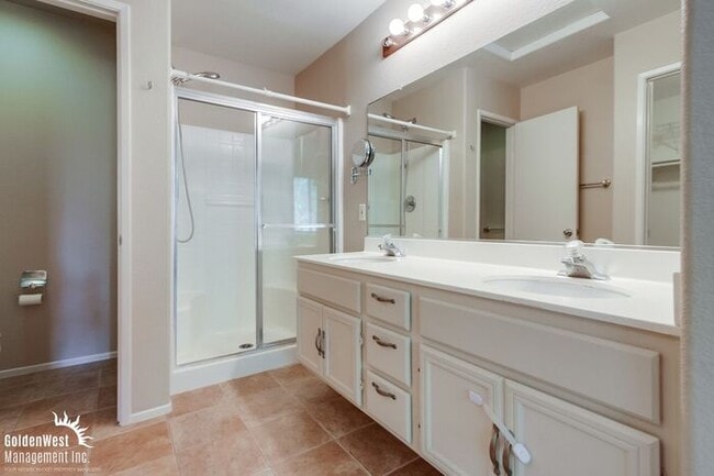 Building Photo - Elegant 2Bdm 2.5Ba Home in the Desirable I...