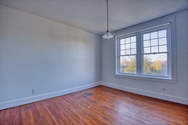 Building Photo - 230 E 40th St