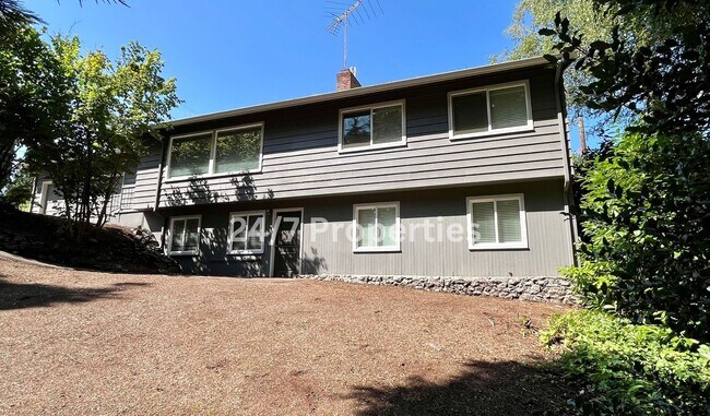 Building Photo - Spacious 4BD I 2BA Home w/ Separate Living...