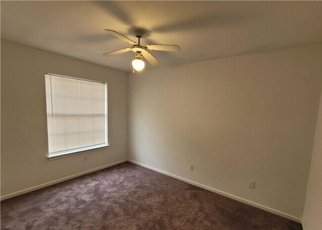 Building Photo - Upgraded 3 bedroom 2 bathroom home!  HOUSING ACCEPTED!