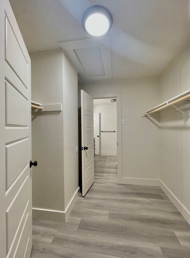 Building Photo - 1226 Royal Crest Dr