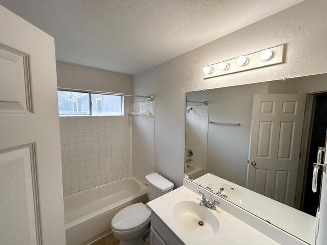 Building Photo - 909 Settlement Cove