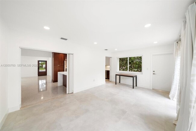 Building Photo - 415 Navarre Ave