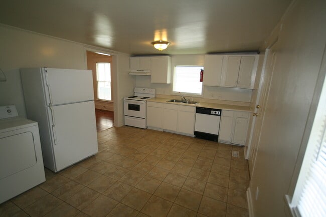 Building Photo - Spacious 3 Bed / 2 Bath Trinity Park Home - All Appliances and Large Fenced Yd