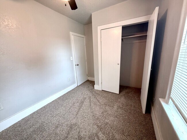 Building Photo - Large 2BD 1BA Duplex with Located in Histo...