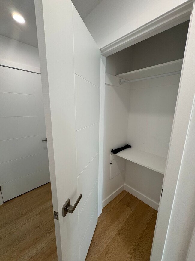 Building Photo - Spacious 1000 sq ft First-Floor Back ADU i...