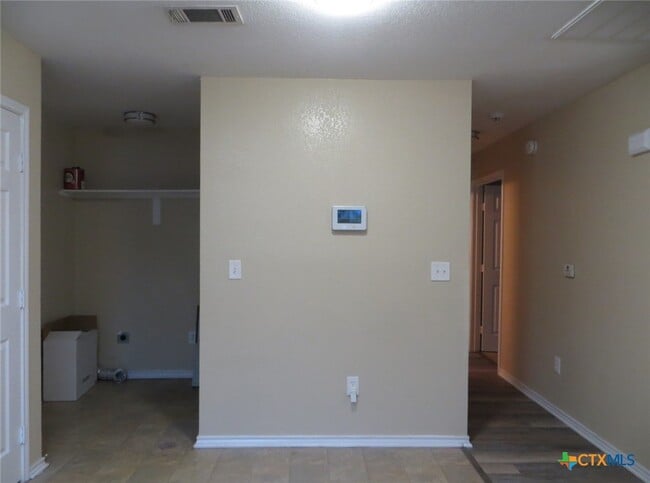 Building Photo - 511 W Avenue C