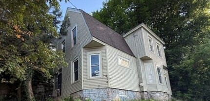 Building Photo - 404 S Beech St