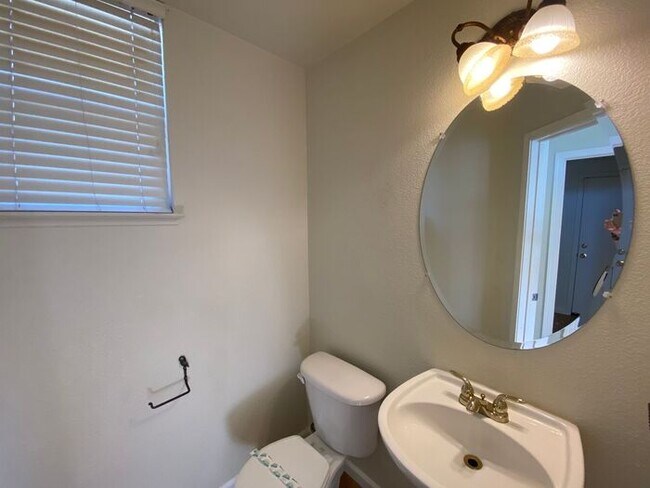 Building Photo - NW Reno 4 Bedroom Home - Mountain Views