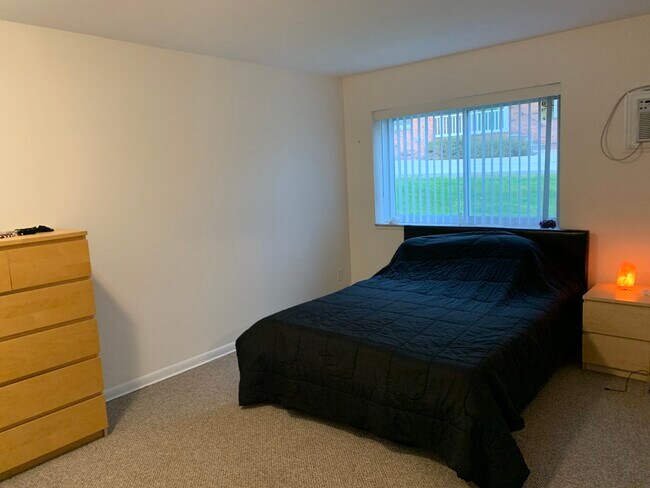 Building Photo - 525 Fairbrook St